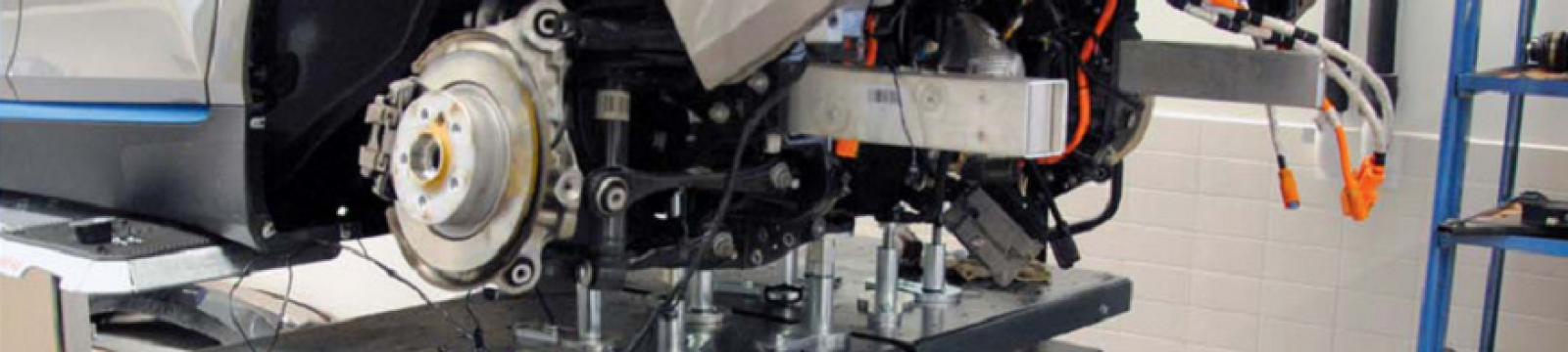 Elektrische-auto-in-werkplaats